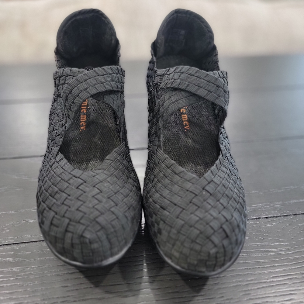 BMBernie mev. Women's SZ 6.5 Black Weave Ursula Wedge